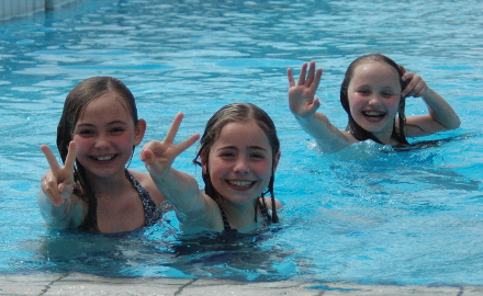 Schwimmen ist besser als Mathe: Badenixen der B&ouml;rdeschule er&ouml;ffneten die Saison im beheizten Freibad Garmissen. Foto (c) Lindinger / Gemeinde Schellerten