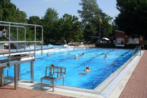 Externer Link: Abendschwimmen im Freibad Garmissen