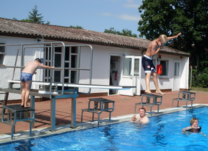 Externer Link: Reparaturarbeiten am Beckenkopf im Freibad Garmissen sind abgeschlossen.