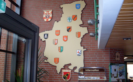 Ortschaftswappen im Foyer des Rathauses Foto (c) Gemeinde Schellerten