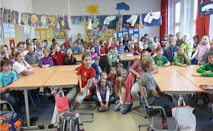 Die Kinder und Lehrer der Grundschule Ottbergen freuen sich per Videobotschaft über das im vergangenen Jahr von der Gemeinde Schellerten neu beschaffte Mobiliar Foto (c) Grundschule Ottbergen