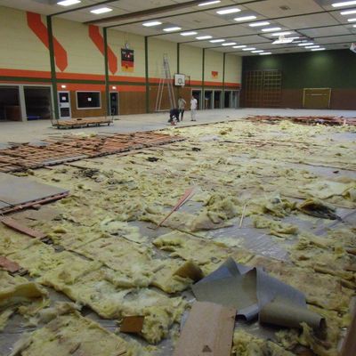 Als Folge des Hochwassers im Frühjahr 2013 muss der Hallenfußboden der Sporthalle Schellerten komplett erneuert werden. Foto (c) Hartmann / Gemeinde Schellerten