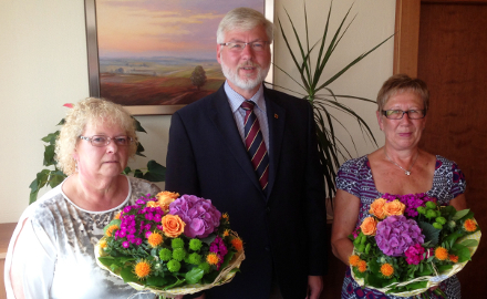 Bürgermeister Axel Witte gratuliert den langjährigen Mitarbeiterinnen Annegret Grovejahn und Dagmar Müller zum 25-jährigen Dienstjubiläum Foto (c) Gemeinde Schellerten