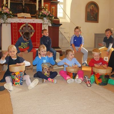 Kinder und Erwachsene trommelten im Gottesdienst anlässlich der Einweihung der neuen Krippengruppe an der KiTa in Garmissen-Garbolzum. Foto (c) Kruse