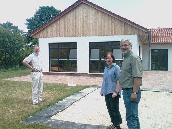 Bürgermeister Axel Witte (rechts) besucht die mit Fördermitteln der Gemeinde Schellerten in Höhe von 81.000 € gebaute neue Kinderkrippe in Garmissen-Garbolzum.