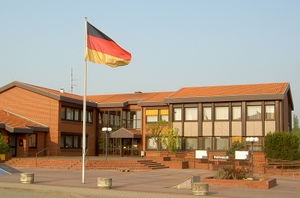 Die Deutschlandfahne vor dem Rathaus der Gemeinde Schellerten wurde von Unbekannten entwendet (Archivbild: Lindinger)