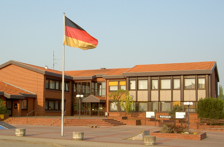 Die Deutschlandfahne vor dem Rathaus in Schellerten wurde von Unbekannten entwendet (Foto: Lindinger)