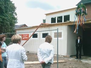 Der neue Anbau der Schulturnhalle am Kloster in der Ortschaft Ottbergen ist gerichtet (Foto: Lindinger)