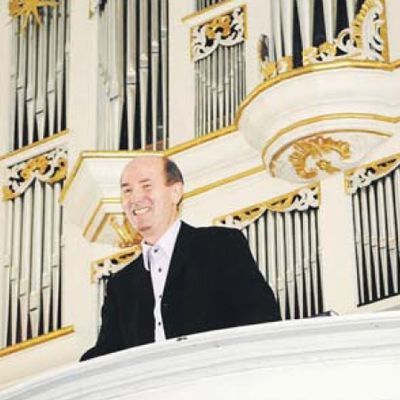 Lächelnd empfängt Professor Roland Maria Stangier in Schellerten nach einem außergwöhnlichen Konzert den Beifall des Publikums. Foto: Helmut Schlittenbauer/HAZ)