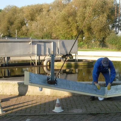 Austausch eines Räumschildes in drei Meter Wassertiefe  im Nachklärungsbecken der Kläranlage Schellerten (Foto: Andreas Diehl/Gemeinde Schellerten)