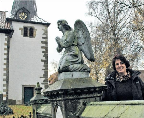 Ortsheimatpflegerin Heike Klapprott hat für eine Ausstellung Spannendes über die Kirche und den Friedhof der Ortschaft Schellerten zusammengetragen. Foto: Wedig
