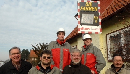 Witte und Kämmerer Norbert Siegel (Zweiter von links) dankten e.on Avacon für die Anlage und haben den nächsten Standort schon ausgeguckt: (Foto: Schlittenbauer)
