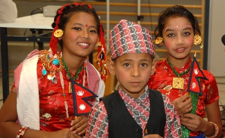 Sochna, Prabesh und Jenisha (von links) aus Nepal sind vor einemJahr in Ottbergen zu Gast gewesen. Foto: HAZ-Archiv