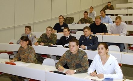 Foto Studierende an einer Bundeswehrhochschule (c) mil.bundeswehr-karriere.de