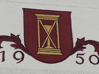 Wappen der ehemaligen Gemeinde Wendhausen über dem Eingang an der Westseite des Dorfgemeinschaftshauses, Schulstraße 5