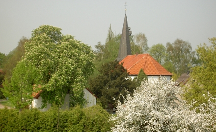 800-jähriges Dorfjubiläum Schellerten: Im Bild ev. Kirche und ehemaliges Schulgebäude und Gemeindebüro (jetzt Privatbesitz) Foto: Lindinger