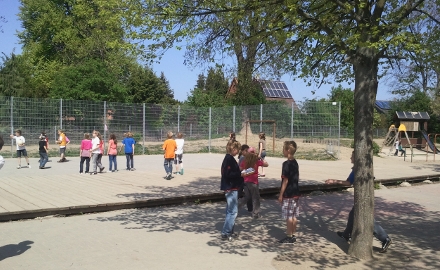 Kinder auf dem im vergangenen Jahr neu gestalteten Schulhof der Bördeschule Schellerten. (Foto: Lindinger)