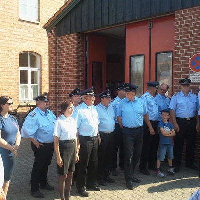 Erster Spatenstich zum neuen Anbau der zweiten Feuerwehrfahrzeugbox am Dorfgemeinschaftshaus Dingelbe Foto: Lindinger