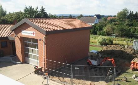Die Baumaßnahme zur Errichtung einer zweiten Fahrzeugbox an der Rettungswache in Schellerten hat begonnen. Foto (c) Lindinger / Gemeinde Schellerten