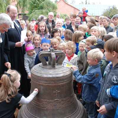 800 Jahre Ortschaft Schellerten - Weihung Glocke (Foto: Hans-Theo Wiechens)
