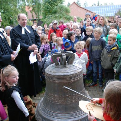 800 Jahre Ortschaft Schellerten - Weihung Glocke (Foto: Hans-Theo Wiechens)