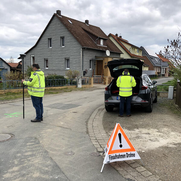 Mitarbeiter des Ingenieurbüros Treuberg & Hinst machen mit einer Drohne Aufnahmen von Gehwegen und Straßen im Gemeindegebiet Schellerten.
