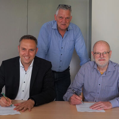 Falk-Olaf Hoppe (Bürgermeister Gemeinde Holle) und Michael Schmidt (Geschäftsführer Amtshof Eicklingen Planungsgesellschaft mbH & Co. KG) unterzeichnen im Besein von Rainer Block (Bürgermeister Stadt Bockenem) den Vertrag für die Beauftragung des Regionalmanagements.