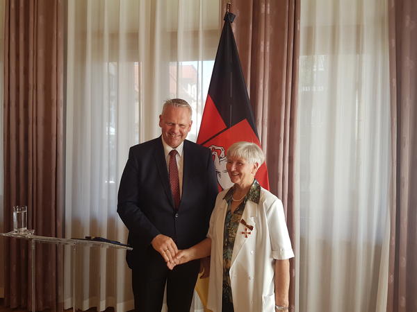 Minister Björn Thümler gratuliert Gerda Mayer anlässlich der  Verleihung des Bundesverdienstkreuzes am Bande im Gästehaus der Landesregierung in Hannover.