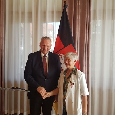 Gerda Mayer erh&auml;lt Bundesverdienstkreuz