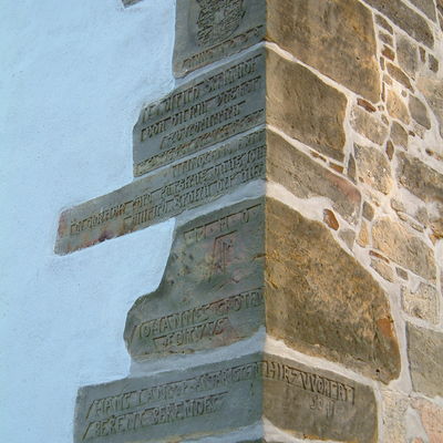 Inschrift an der Nord-West des Schellerter Kirchturms