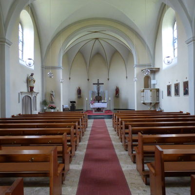 Blick durch das Kirchenschiff der St.-Nikolaus-Kirche in Ottbergen in Richtung Altar