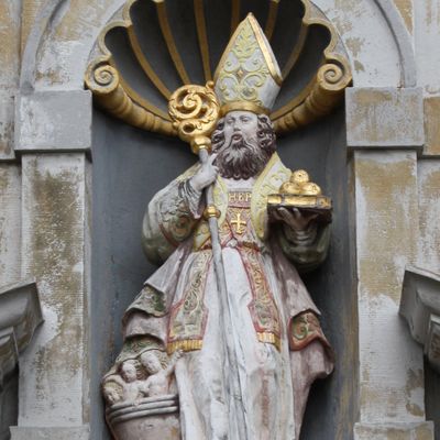Statue des Heiligen Nikolaus an der Fassade des Ottberger Kirchturms