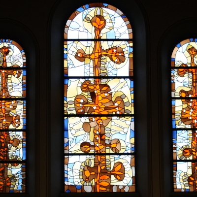 Modern gestaltete Fenster in der Kirche St. Michael in Dingelbe