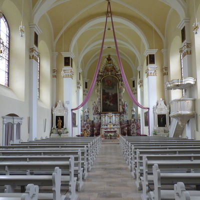 Blick durch das Kirchenschiff zum Hochaltar in der St.-Stephanus-Kirche in Dinklar