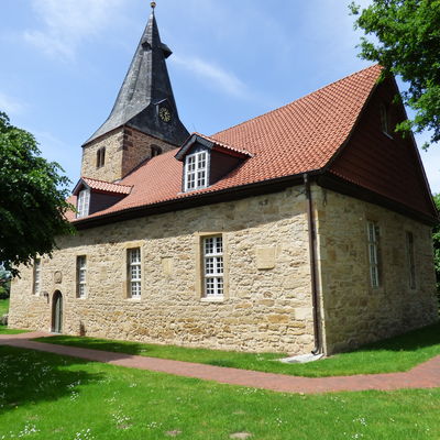 An der Fassade der St.-Lukas-Kirche in Garmissen befinden sich zahlreiche Inschriften.