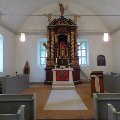 Innenraum der Garmisser St.-Lukas-Kirche mit Altar