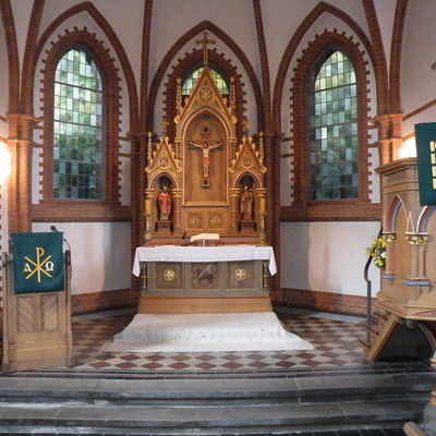 Altarraum mit Lesepult, Hochaltar und Kanzel in der Kemmer Kirche