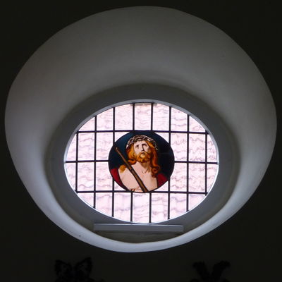 Fenster mit einem Christus-Portrait in der ev.-luth. Kirche in Wendhausen