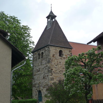 Ein sehr gut erhaltener Kirchturm aus dem Mittelalter ist Teil der ev.-luth. Kirche in Kemme.