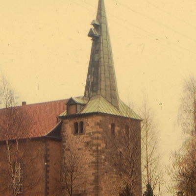 Die Aufahme von 1972/73 zeigt den heute nicht mehr sichtbearen Unterschied im Mauerwerk deutlich. Die dunklen Steine an der Westwand sind zu Beginn des 17. Jahrhunderts neu in den zuvor teilweise eingestürzten Turm eingebaut worden.