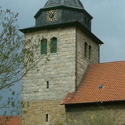 Am Turm der ev.-luth. Kirche in Oedelum ist das mittelalterliche Bruchsteinmauerwerk im unteren Drittel deutlich zu erkennen.