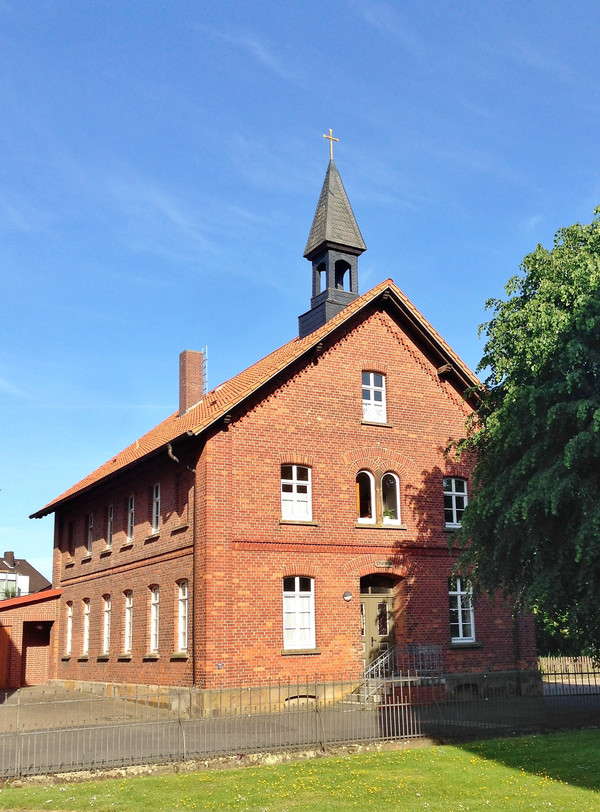 Die ehemalige Schule in Dinklar ist heute das Pfarrheim. Im Dorf ist sie wegen ihres Dachreiters als "Türmchenschule bekannt.