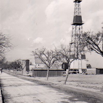 Stahlgitter-Bohrturm an der Straße zwischen Garmissen und Garbolzum im Jahr 1940.