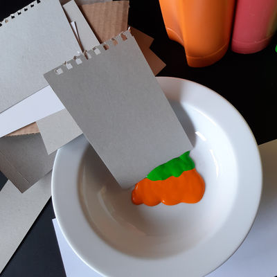 Statt mit einem Pinsel wird die Farbe mit Pappe auf das Papier aufgetragen. Verschieden dicke und lange Pappen liefern unterschiedliche Ergebnisse.