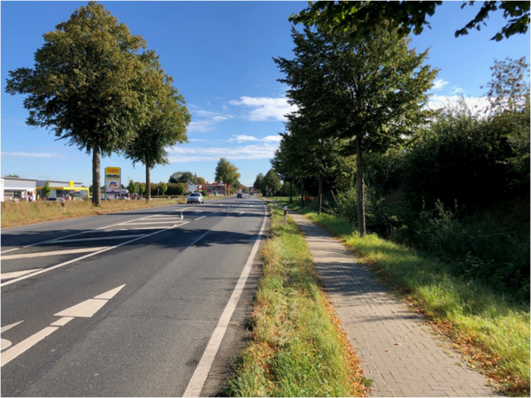 Bundestraße 1 und Fahrradweg am westlichen Ortseingang von Schellerten