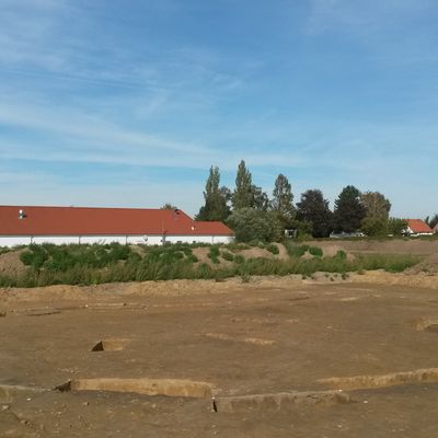 Bei der archäologischen Untersuchung im Baugebiet Schellerten-West wird ein Schlüssellochgrab freigelegt. Die Gruben zeigen deutlich den schlüssellochartigen Grundriss.