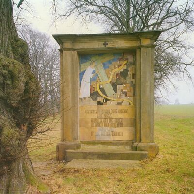 Diese 2. Station des Kreuzweges am Ottberger Kapellenberg zeigt Jesus, der das Kreuz auf seine Schultern nimmt. Die Keramikplatten des Kreuzweges wurden 1961/62 von der Osnabrücker Künstlerin Ruth Landmann gestaltet.