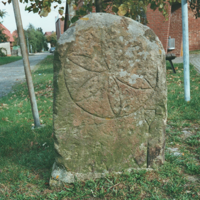 Auf dem Scheibenkreuzstein ist eine Rosette mit sechs Blättern eingeritzt, die in Niedersachsen nur hier in Wöhle zu finden ist.