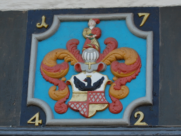 Über der Haustür des Bettmarer Passes befindet sich dieses Hildesheimer Stadtwappen von 1742
