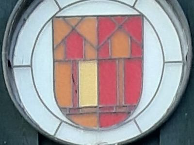 Giebelfenster mit Wappen 